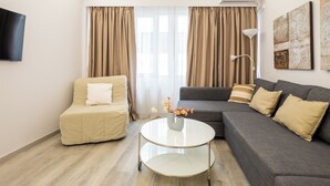 Departamento, 1 habitación, vista a la ciudad | Escritorio, insonorización y tabla de planchar con plancha 