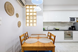 Apartment, 1 Bedroom, Balcony, City View | In-room dining