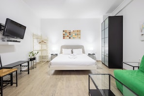 Apartamento, 2 quartos, vista para a cidade | Escrivaninha, quartos à prova de som, ferros/tábuas de passar roupa
