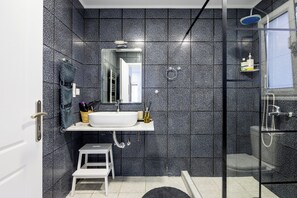 Appartamento, 1 camera da letto, balcone, vista città | Bagno | Doccia, soffione a pioggia, set di cortesia gratuito, asciugacapelli