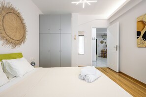 Desk, soundproofing, iron/ironing board, free cribs/infant beds - Apartments Historical Center (Athens)