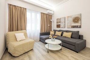 Desk, soundproofing, iron/ironing board, free cribs/infant beds - Apartments Historical Center (Athens)