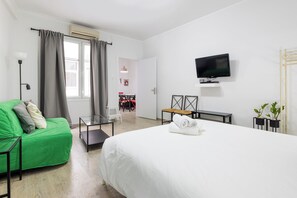 Appartamento, 2 camere da letto, vista città | Una scrivania, insonorizzazione, ferro/asse da stiro