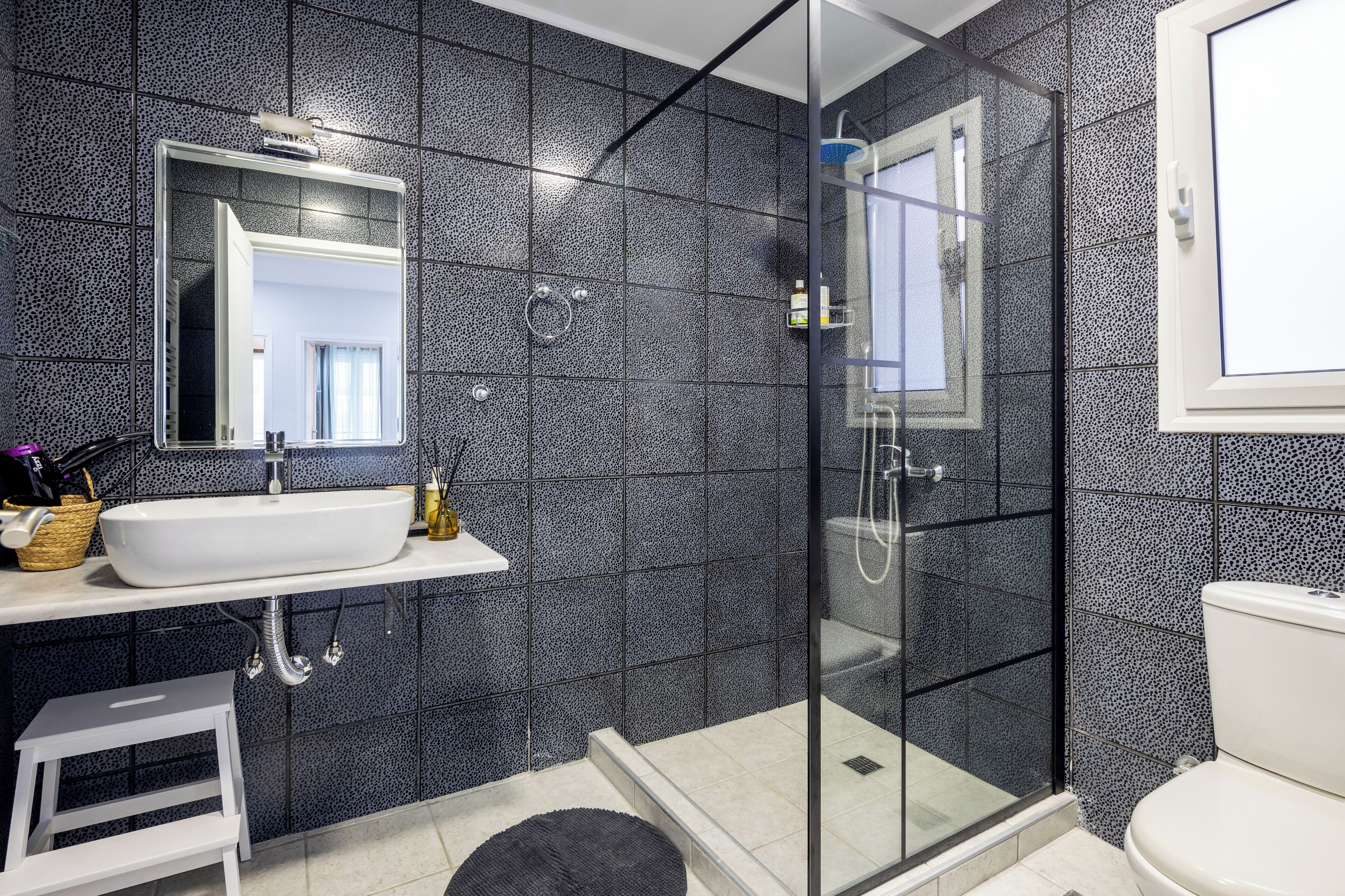 Apartment, 1 Bedroom, Balcony, City View | Bathroom | Shower, rainfall showerhead, free toiletries, hair dryer
