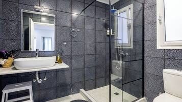 Apartment, 1 Bedroom, Balcony, City View | Bathroom | Shower, rainfall showerhead, free toiletries, hair dryer