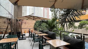 供應早餐、午餐和晚餐,義大利料理
