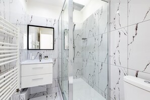 Shower, hair dryer, towels