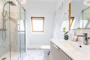 Dusche, Haartrockner, Handtücher