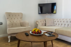 Villa, 4 soverom, privat basseng | Oppholdsområde | LCD-TV