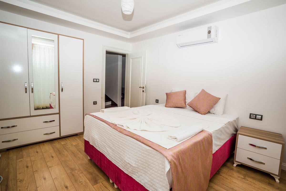 4 bedrooms, in-room safe, desk, iron/ironing board