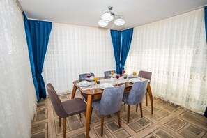 Villa, 4 chambres, piscine privée | Restauration dans la chambre