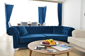 Villa, 4 Schlafzimmer, eigener Pool (L Shaped) | Wohnbereich | LCD-Fernseher