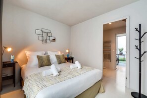 3 bedrooms, desk, iron/ironing board, free WiFi
