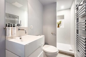 シャワー、ヘアドライヤー、タオル