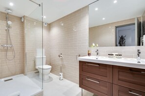 Een douche, een haardroger, handdoeken