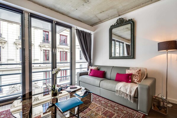 TV - Sweett | Milan III - Three Bedroom Apartment, Sleeps 8 (Paris)