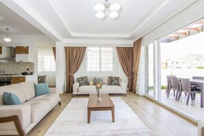 Villa, 4 Yatak Odası, Kişiye Özel Havuzlu | Oturma alanı | LCD televizyon