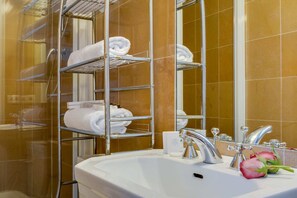 Shower, hair dryer, towels - Sweett | Champs-Elysees I (Paris)