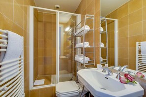 Dusche, Haartrockner, Handtücher