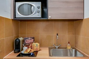 Fridge, microwave, stovetop, coffee/tea maker