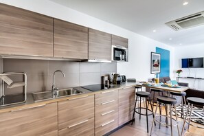 Fridge, microwave, stovetop, coffee/tea maker - Sweett | Champs-Elysees III (Paris)