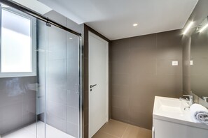 Shower, hair dryer, towels