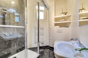 Shower, hair dryer, towels