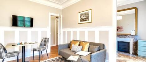 Una televisión, una chimenea