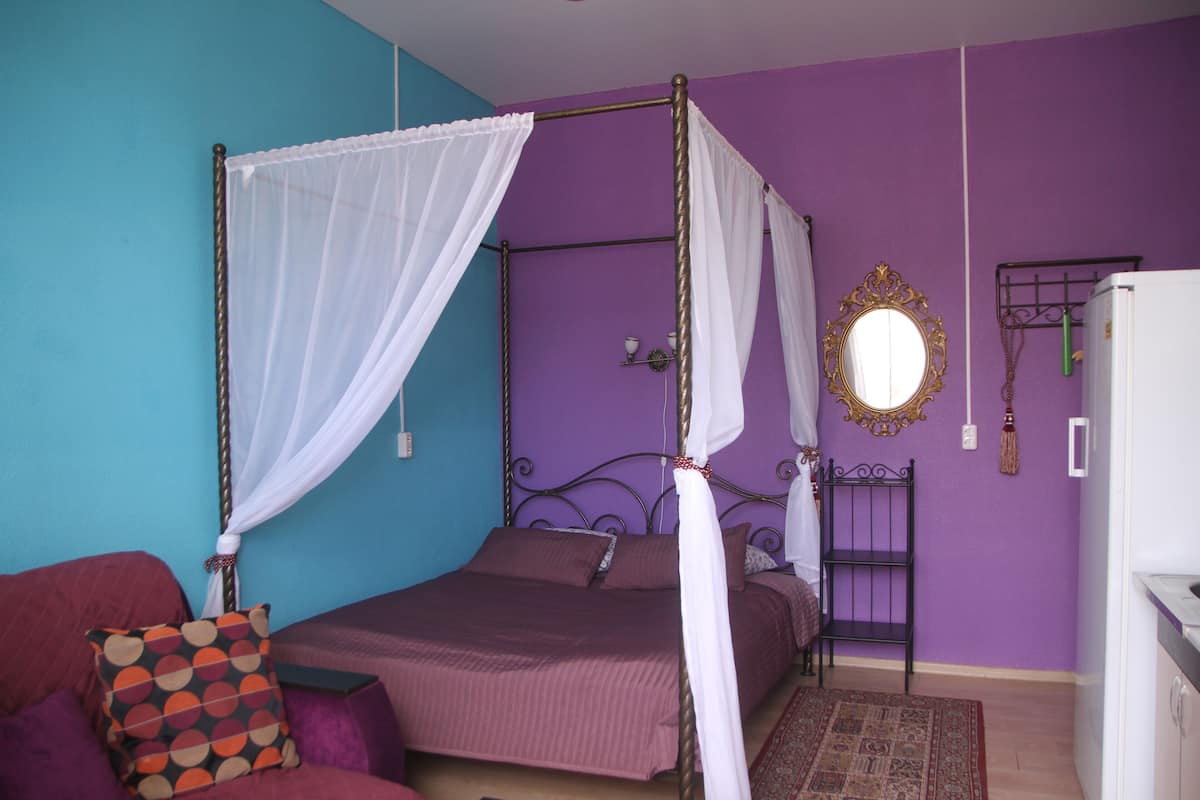 Habitación cuádruple Prestigio, balcón | Tabla de planchar con plancha, wifi gratis y ropa de cama