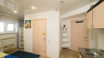 Perusstudio | Silitysrauta/-lauta, ilmainen Wi-Fi, vuodevaatteet