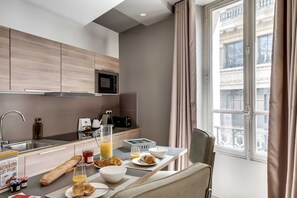 Kühlschrank, Mikrowelle, Herdplatte, Wasserkocher mit Kaffee-/Teezubehör