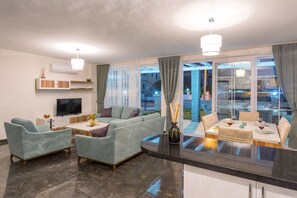 Villa, 3 chambres, piscine privée | Coin séjour | Télévision LCD