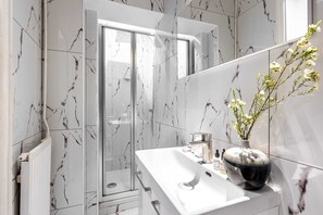 Bathtub, hair dryer, towels - Sweett | Ponthieu I - Three Bedroom Apartment, Sleeps 10 (Paris)