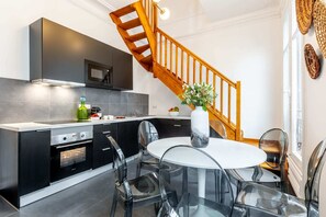 Køleskab, mikrobølgeovn, ovn, kogeplade