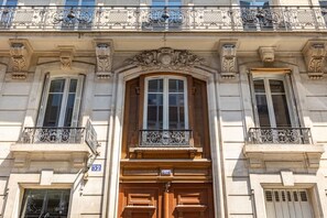 Exterior detail - Sweett | Ponthieu I - Three Bedroom Apartment, Sleeps 8 (Paris)