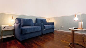 Camera quadrupla (Sirio) | Una cassaforte in camera, una scrivania, postazione laptop