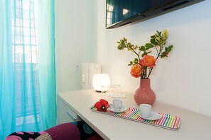 In-room safe, desk, laptop workspace, soundproofing - Casa Bella Pantheon (Rome)