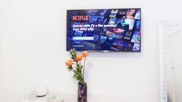 Camera tripla (Andromeda) | Una cassaforte in camera, una scrivania, postazione laptop