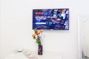 Habitació triple (Andromeda) | Caixa forta a l'habitació i escriptori