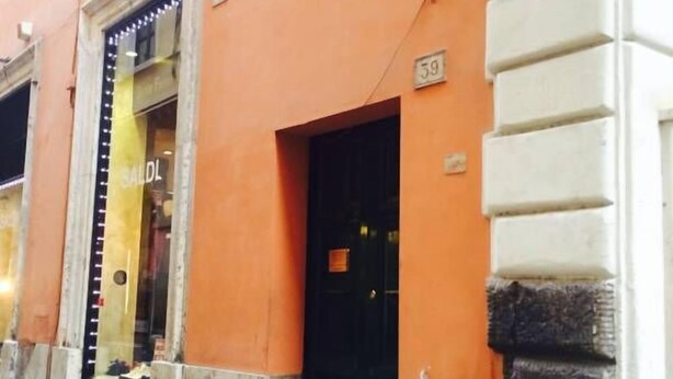 A building with a storefront featuring a sign that reads "BALDL". - Casa Bella Pantheon (Rome)
