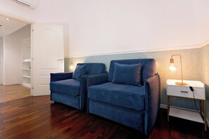 In-room safe, desk, laptop workspace, soundproofing - Casa Bella Pantheon (Rome)