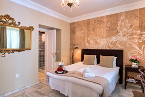 Dobbelt- eller tomannsrom, balkong | Sengetøy av topp kvalitet, safe på rommet og individuelt dekorert