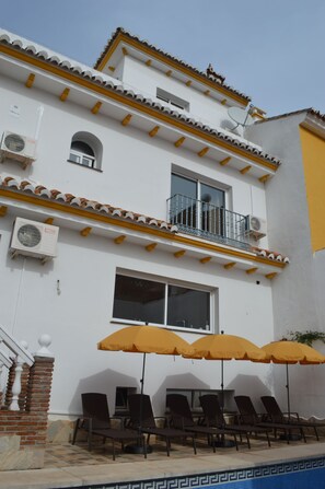 Piscina externa, guarda-sóis, espreguiçadeiras