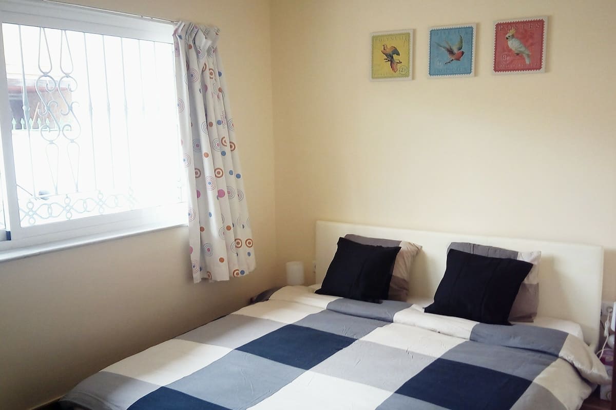 Een minibar, geluiddichte muren, extra bedden, gratis wifi