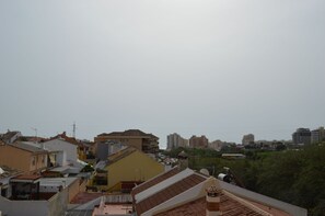 Zona residencial com diversos edifícios, incluindo casas e apartamentos.