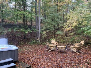 Outdoor spa tub - Beautiful, private, serene and clean! Near Athens and Hocking Hills.  (New Marshfield)