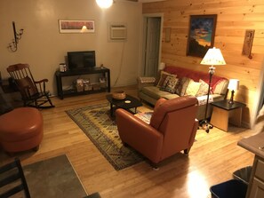 Smart TV, DVD player - Beautiful, private, serene and clean! Near Athens and Hocking Hills.  (New Marshfield)