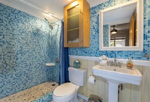 シャワー付き浴槽、ヘアドライヤー、タオル