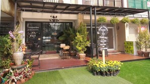 A hostel with a reception area, information desk, and a cafe & massage service. - Bann Tawan Hostel Chiang Rai (Chiang Rai)