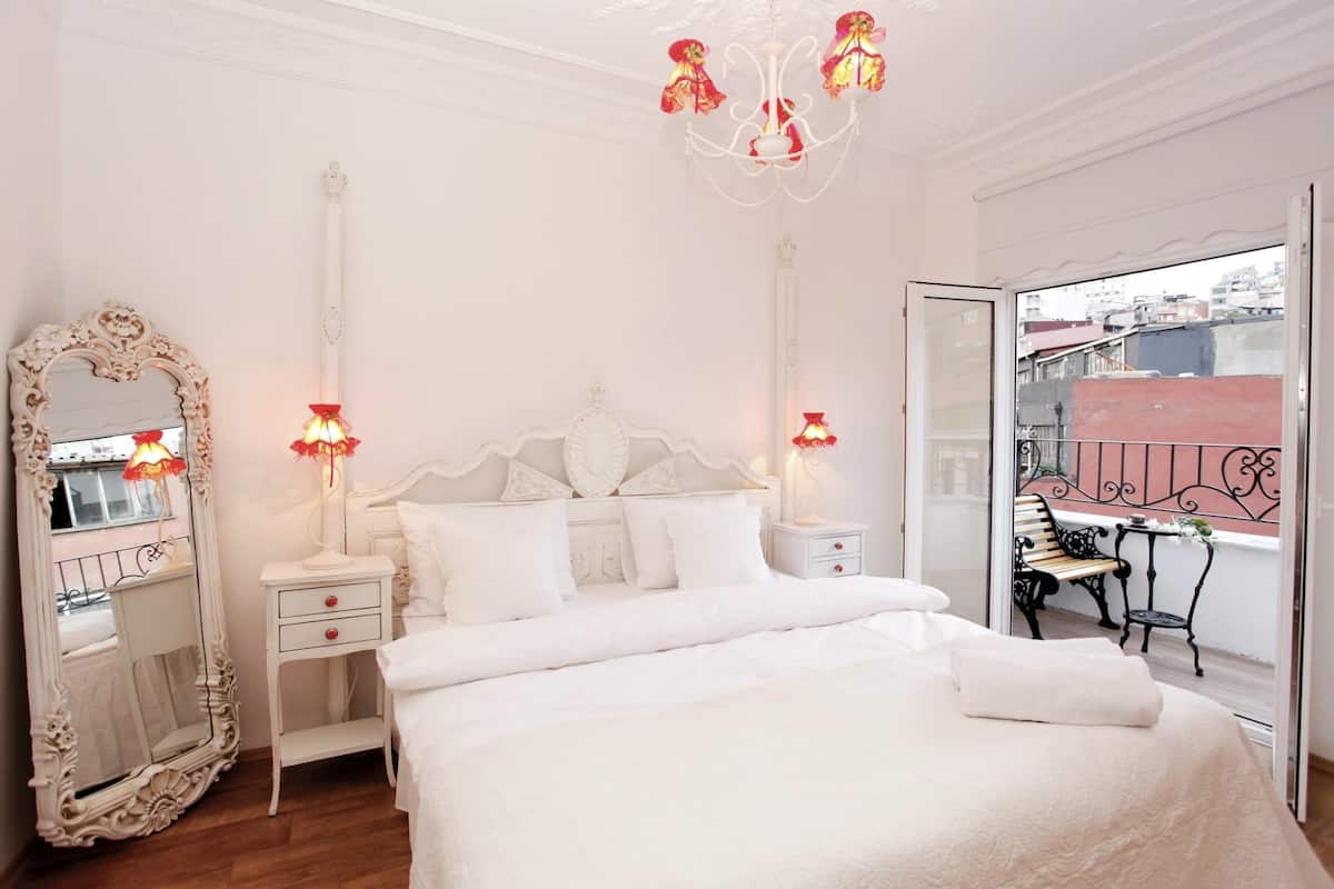 Suite Room with Terrace | Minibar, coffres-forts dans les chambres, bureau, chambres insonorisées